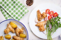 Домодельный вкусный зажаренный в духовке цыпленк цыпленок подгоняет с зажаренной в духовке картошкой с овощами в шаре эмали Стоковые Изображения RF Домодельный вкусный зажаренный в духовке цыпленк цыпленок подгоняет с зажаренной в духовке картошкой с овощами в шаре эмали Стоковые Изображения RF