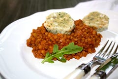 Домодельное тушёное мясо чечевицы с варениками хлеба стоковые фотографии rf Домодельное тушёное мясо чечевицы с варениками хлеба стоковые фотографии rf