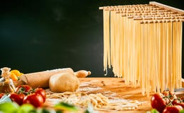 Домодельные лапши спагетти вися до сухой стоковое изображение Домодельные лапши спагетти вися до сухой стоковое изображение