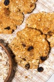 домодельные печенья овсяной каши с изюминками, вертикалью взгляд сверху Стоковая Фотография домодельные печенья овсяной каши с изюминками, вертикалью взгляд сверху Стоковая Фотография
