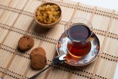 Домодельные печенья овсяной каши с чашкой чаю на старом деревянном backgro стоковые фото Домодельные печенья овсяной каши с чашкой чаю на старом деревянном backgro стоковые фото