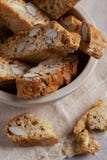 Домодельные печенья печениь помадок миндалины Biscotti Cantuccini итальянские на светлом десерте предпосылки стоковые изображения Домодельные печенья печениь помадок миндалины Biscotti Cantuccini итальянские на светлом десерте предпосылки стоковые изображения