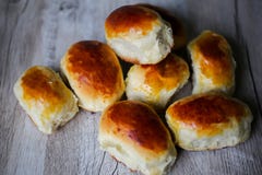 Домодельные пирожки на деревянной предпосылке Русское pirozhki Традиционное печенье испеченное тесто в печи стоковые фотографии rf Домодельные пирожки на деревянной предпосылке Русское pirozhki Традиционное печенье испеченное тесто в печи стоковые фотографии rf
