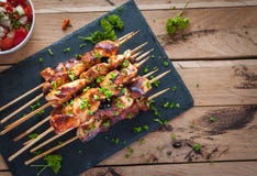 Домодельные протыкальники цыпленка BBQ меда и пива с свежей петрушкой, взгляд сверху стоковые фотографии rf Домодельные протыкальники цыпленка BBQ меда и пива с свежей петрушкой, взгляд сверху стоковые фотографии rf