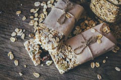 Домодельный Granola со смешиванием гайки в опарнике на деревянной доске на каменной предпосылке таблицы E стоковая фотография rf Домодельный Granola со смешиванием гайки в опарнике на деревянной доске на каменной предпосылке таблицы E стоковая фотография rf