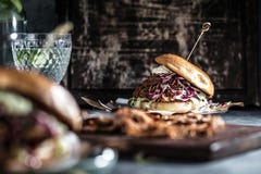 Домодельный вытягиванный бургер свинины с концом соуса bbq вверх стоковое фото rf Домодельный вытягиванный бургер свинины с концом соуса bbq вверх стоковое фото rf
