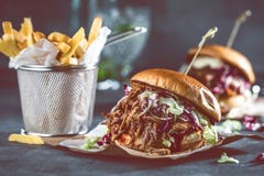 Домодельный вытягиванный бургер свинины с концом соуса bbq вверх стоковое фото Домодельный вытягиванный бургер свинины с концом соуса bbq вверх стоковое фото