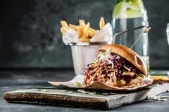 Домодельный вытягиванный бургер свинины с концом соуса bbq вверх стоковые фото Домодельный вытягиванный бургер свинины с концом соуса bbq вверх стоковые фото