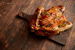 Домодельный зажаренный в духовке пряный цыпленок с чилями и chive стоковое изображение Домодельный зажаренный в духовке пряный цыпленок с чилями и chive стоковое изображение