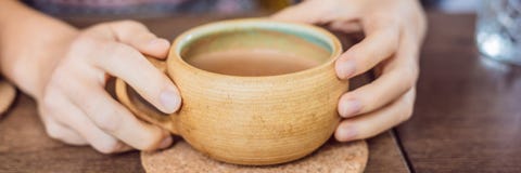 Домодельный индийский сладкий чай masala Специи - кардамон, циннамон, ЗНАМЯ имбиря, ДЛИННЫЙ ФОРМАТ стоковое фото Домодельный индийский сладкий чай masala Специи - кардамон, циннамон, ЗНАМЯ имбиря, ДЛИННЫЙ ФОРМАТ стоковое фото