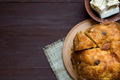 Домодельный кулич, итальянский традиционный торт рождества на коричневой предпосылке, конце вверх, взгляд сверху, космос экземпля стоковая фотография Домодельный кулич, итальянский традиционный торт рождества на коричневой предпосылке, конце вверх, взгляд сверху, космос экземпля стоковая фотография