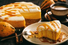 Домодельный очень вкусный чизкейк тыквы с соусом карамельки Стоковые Изображения Домодельный очень вкусный чизкейк тыквы с соусом карамельки Стоковые Изображения