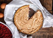 Домодельный пирог cowberry с merengue стоковая фотография rf Домодельный пирог cowberry с merengue стоковая фотография rf