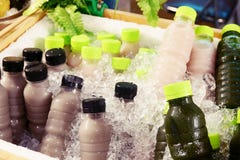 Домодельный фруктовый сок в пластиковой бутылке на льде стоковые изображения rf Домодельный фруктовый сок в пластиковой бутылке на льде стоковые изображения rf