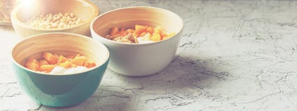 Домодельный югурт с гайками granola, абрикоса и сосны Концепция знамени стоковые фотографии rf Домодельный югурт с гайками granola, абрикоса и сосны Концепция знамени стоковые фотографии rf
