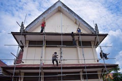 ДОН MUANG, ТАИЛАНД - 2-ОЕ МАЯ 2018: Рабочий-строители краска стоковые фотографии rf ДОН MUANG, ТАИЛАНД - 2-ОЕ МАЯ 2018: Рабочий-строители краска стоковые фотографии rf