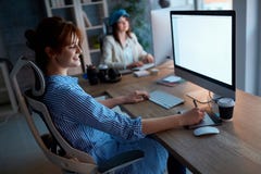 Дополнительное время творческой команды работая на офисе - worki дизайнеров женщин стоковые фото Дополнительное время творческой команды работая на офисе - worki дизайнеров женщин стоковые фото