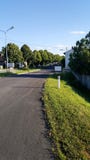 Дорога в австрийской деревне с пустым знаком стоковая фотография rf Дорога в австрийской деревне с пустым знаком стоковая фотография rf