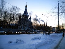 Дорога зимы бежать через город, выравниваясь света света, автомобили путешествуя на шоссе со светами дальше, церковь стоковое изображение Дорога зимы бежать через город, выравниваясь света света, автомобили путешествуя на шоссе со светами дальше, церковь стоковое изображение