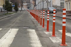 Дорога оранжевая подписывает внутри шоссе на реконструкции стоковые фотографии rf Дорога оранжевая подписывает внутри шоссе на реконструкции стоковые фотографии rf