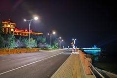 Дорога под уличным светом стоковое фото Дорога под уличным светом стоковое фото