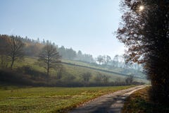 Дорога через поля, полдень и помох стоковое фото Дорога через поля, полдень и помох стоковое фото