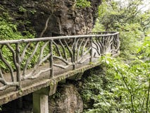 Дорожка на горе Tianmen, строб смертной казни через повешение скалы ` s рая на Zhangjiagie, провинции Хунань, Китае, Азии стоковая фотография rf Дорожка на горе Tianmen, строб смертной казни через повешение скалы ` s рая на Zhangjiagie, провинции Хунань, Китае, Азии стоковая фотография rf