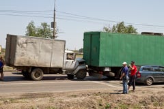 Дорожное происшествие на дороге включая старые коммерчески тележки стоковые фотографии rf Дорожное происшествие на дороге включая старые коммерчески тележки стоковые фотографии rf