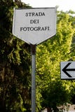 Дорожный знак в памяти о городке Scanno в Италии, известном для фотографов, где Cartier Bresson и другие мастера стоковые фото Дорожный знак в памяти о городке Scanno в Италии, известном для фотографов, где Cartier Bresson и другие мастера стоковые фото