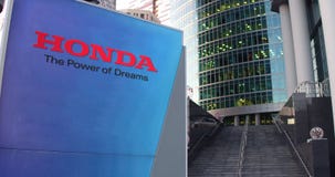 Доска signage улицы с логотипом Honda Современные небоскреб центра офиса и предпосылка лестниц Редакционный перевод 3D Стоковое Изображение Доска signage улицы с логотипом Honda Современные небоскреб центра офиса и предпосылка лестниц Редакционный перевод 3D Стоковое Изображение