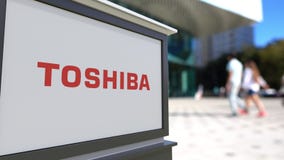 Доска signage улицы с логотипом Тошиба Корпорации Запачканный центр офиса и идя предпосылка людей Редакционное 3D стоковое изображение Доска signage улицы с логотипом Тошиба Корпорации Запачканный центр офиса и идя предпосылка людей Редакционное 3D стоковое изображение