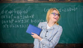 Доска фронта стойки книги владением учителя женщины усмехаясь Рекомендация для концепции коллежа Письмо запроса стоковая фотография rf Доска фронта стойки книги владением учителя женщины усмехаясь Рекомендация для концепции коллежа Письмо запроса стоковая фотография rf