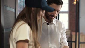 Доставка, почта, люди и концепция доставки - счастливая женщина поставляя коробки пакета к дому клиента Давать доску сзажимом для сток-видео Доставка, почта, люди и концепция доставки - счастливая женщина поставляя коробки пакета к дому клиента Давать доску сзажимом для сток-видео