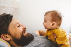 Дочь отца и младенца играя совместно образ жизни родного дома стоковое изображение rf Дочь отца и младенца играя совместно образ жизни родного дома стоковое изображение rf
