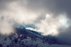 Драматический ландшафт pictersque снежных покрытых гор зимы стоковые изображения Драматический ландшафт pictersque снежных покрытых гор зимы стоковые изображения