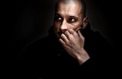 Драматический темный портрет с сильным зерном контраста и фильма молодого человека сидя в комнате с тоскливостью и депрессии в ег стоковые фото Драматический темный портрет с сильным зерном контраста и фильма молодого человека сидя в комнате с тоскливостью и депрессии в ег стоковые фото