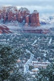 Драматическое изображение Sedona на зоре после ночных снежностей стоковое изображение rf Драматическое изображение Sedona на зоре после ночных снежностей стоковое изображение rf