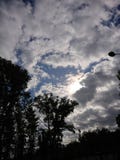 Драматическое небо с облаками пробует найти UFO стоковое фото Драматическое небо с облаками пробует найти UFO стоковое фото