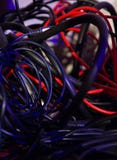 Другие цвета запутанных кабелей в разладе стоковое фото rf Другие цвета запутанных кабелей в разладе стоковое фото rf
