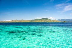 Другой цвет 2 ясной бирюзы и голубого моря на острове Макассара Taka стоковые изображения Другой цвет 2 ясной бирюзы и голубого моря на острове Макассара Taka стоковые изображения