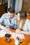 Дружелюбные фрилансеры работают в сотрудничестве Стоковая Фотография RF Дружелюбные фрилансеры работают в сотрудничестве Стоковая Фотография RF