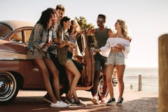 Друзья имея потеху outdoors на поездке стоковое фото Друзья имея потеху outdoors на поездке стоковое фото