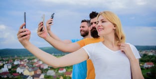 Друзья имея потеху на крыше, selfie взятия Концепция счастья стоковые фото Друзья имея потеху на крыше, selfie взятия Концепция счастья стоковые фото
