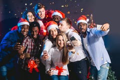 Друзья на клубе делая selfie и имея потеху Новый Год принципиальной схемы рождества стоковые фотографии rf Друзья на клубе делая selfie и имея потеху Новый Год принципиальной схемы рождества стоковые фотографии rf