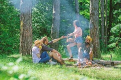Друзья наслаждаются пикником едят предпосылку леса природы еды E Друзья или семья компании стоковые фотографии rf Друзья наслаждаются пикником едят предпосылку леса природы еды E Друзья или семья компании стоковые фотографии rf