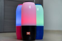 ДУБАЙ, ОАЭ - 14-ОЕ МАРТА 2019: 3 диктора bluetooth JBL закрывают вверх в гостиничном номере стоковые изображения ДУБАЙ, ОАЭ - 14-ОЕ МАРТА 2019: 3 диктора bluetooth JBL закрывают вверх в гостиничном номере стоковые изображения