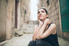 Думая женщина стоя задумчивый предусматривать смотреть думающ вверх по женщине стоковое фото Думая женщина стоя задумчивый предусматривать смотреть думающ вверх по женщине стоковое фото
