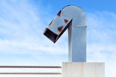 Дымовая труба, газоход, печная труба промышленной фабрики на небесно-голубом стоковое фото Дымовая труба, газоход, печная труба промышленной фабрики на небесно-голубом стоковое фото