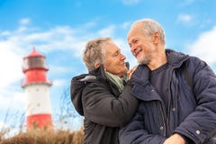 Дюны Балтийского моря счастливых зрелых пар расслабляющие стоковые изображения Дюны Балтийского моря счастливых зрелых пар расслабляющие стоковые изображения