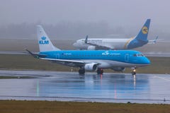 Дюссельдорф, nrw/Германия - 11 01 19: самолет авиакомпаний lkm в аэропорте Германии dusseldorf в дожде стоковая фотография rf Дюссельдорф, nrw/Германия - 11 01 19: самолет авиакомпаний lkm в аэропорте Германии dusseldorf в дожде стоковая фотография rf